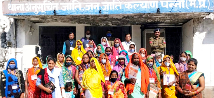 Sakhi Manch leaders at police station